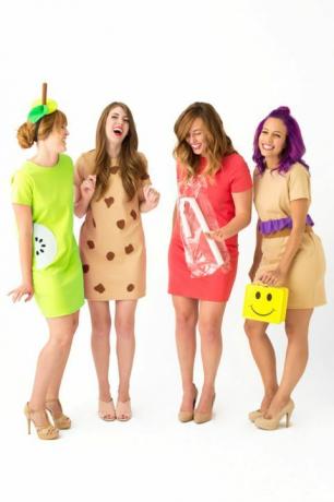 četiri žene koje su se smijale u kratkim haljinama odjevene u "dame za ručak", a jedna je nosila žutu kutiju za ručak smajlića