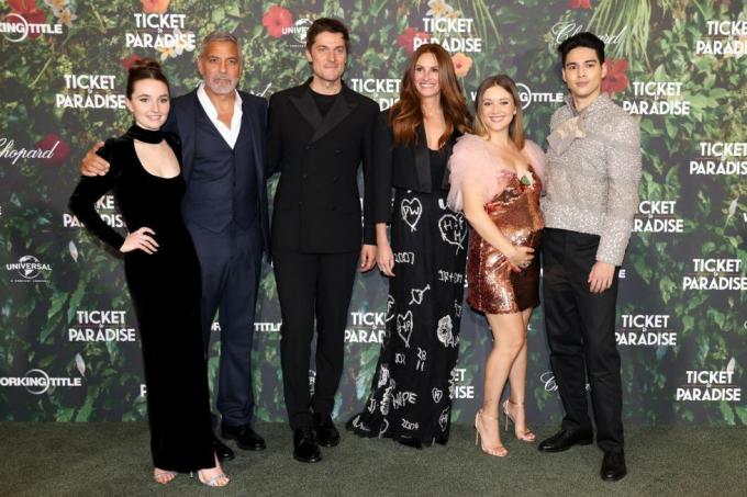 london, engleska 7. rujna l r kaitlyn dever, george clooney, lucas bravo, julia roberts, billie lourd i maxime bouttier posjećuju svijet premijera ulaznice za raj na odeon luxe leicester square 7. rujna 2022. u londonu, engleska fotografija tim p whitbygetty slike za univerzalni